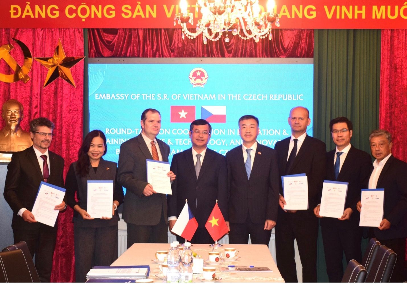 Hiệu trưởng các trường đại học Việt Nam và CH Séc ký kết Bản ghi nhớ hợp tác giai đoạn 2025-2030 chụp hình cùng Thứ trưởng Bộ GD&ĐT Nguyễn Văn Phúc và Đại sứ Việt Nam tại CH Séc Dương Hoài Nam, Praha 6.6.2025